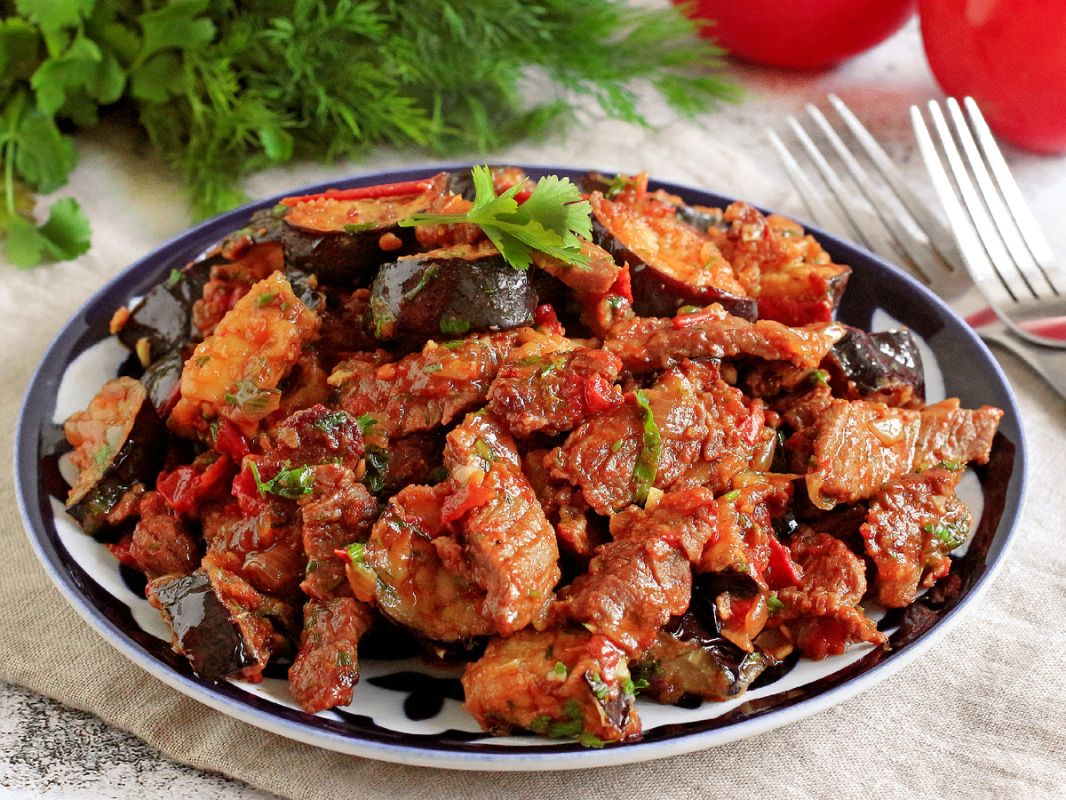 Как готовят баклажаны с нежной говядиной: секреты от шефа