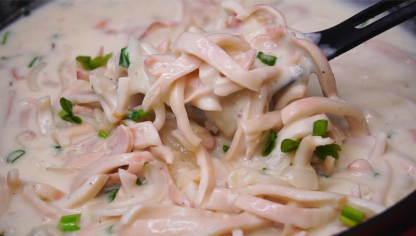 Готовим быстро и вкусно: кальмары в сметанном соусе