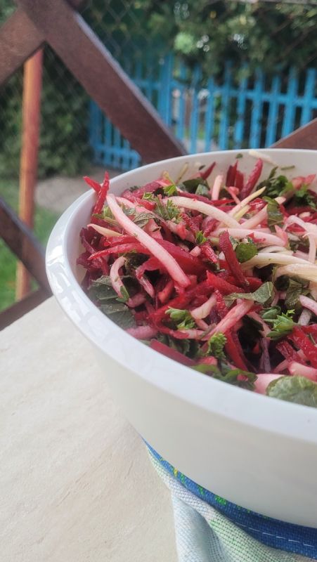 Салат с дикоросами: вкусно и полезно прямо из природы