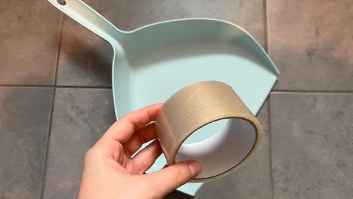 Необычный лайфхак для уборки: как скотч сделает ваш совок более эффективным