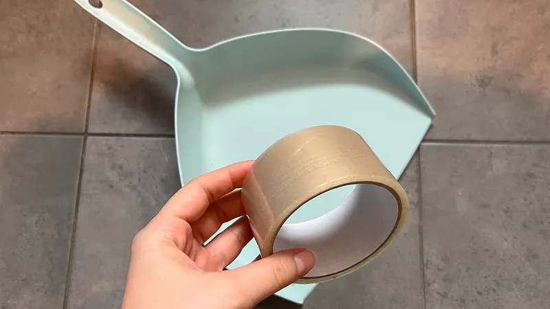 Необычный лайфхак для уборки: как скотч сделает ваш совок более эффективным
