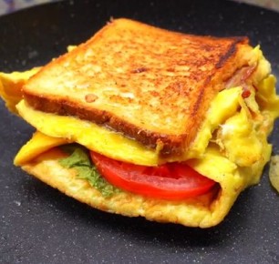 Идеальный завтрак: хрустящий бекон и сырный сэндвич