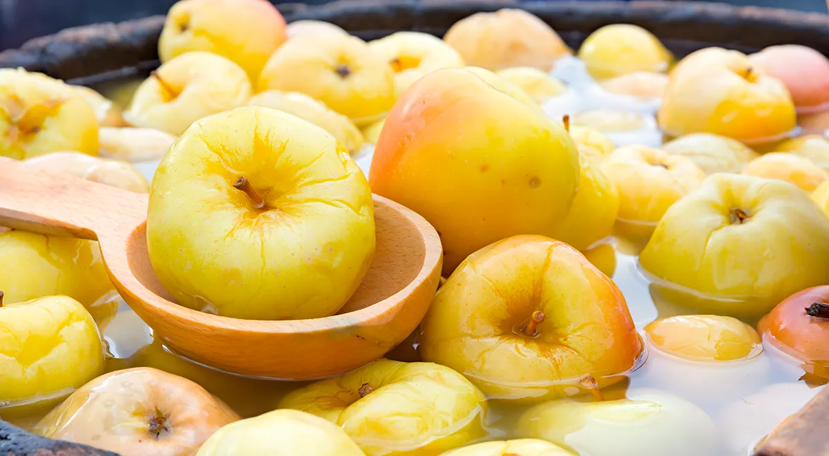 Моченые яблоки: простой рецепт, сохраняющий осенний вкус