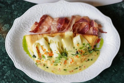 Завтрак в стиле шефа: омлет с томатами и говяжьим беконом