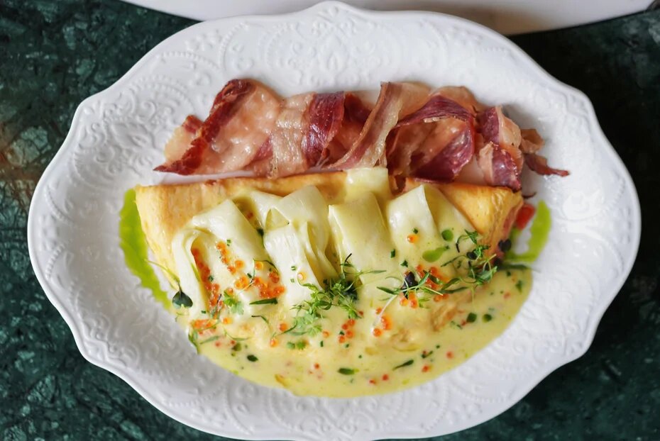 Завтрак в стиле шефа: омлет с томатами и говяжьим беконом
