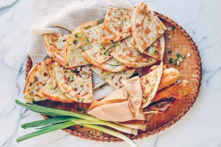 Лепёшки с зелёным луком из обёрток для пельменей: быстро, просто, вкусно