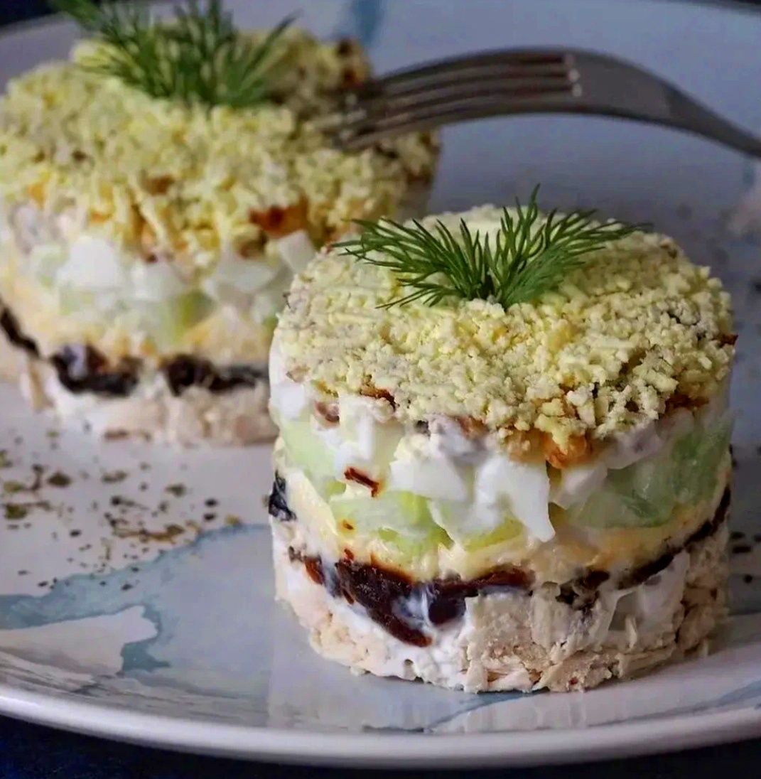 Слоеный салат для рождественского застолья: оригинальный рецепт