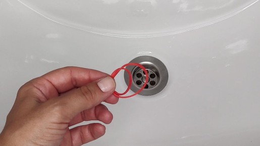 Как простая резинка может спасти ваш слив от засоров