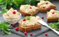 Паштет из куриной печени с клюквенным соусом: идеальное блюдо для праздника