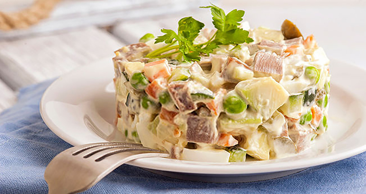 Салаты под контролем: как избежать опасности с новогодними угощениями