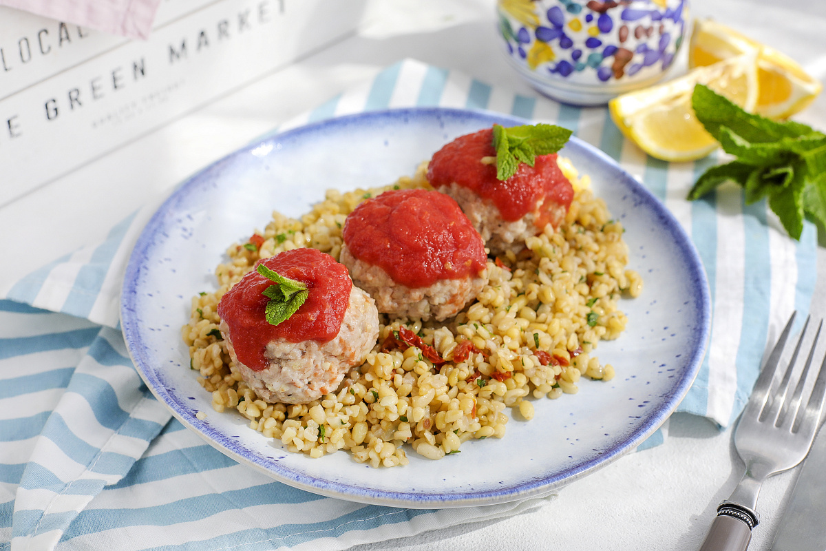 Нежные митболы из кролика: идеальное сочетание с булгуром и вялеными томатами