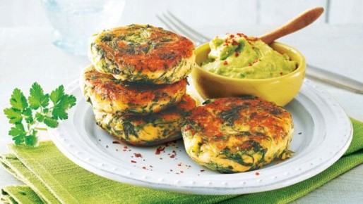 Попробуйте картофельно-шпинатные котлеты с нежным авокадо-соусом