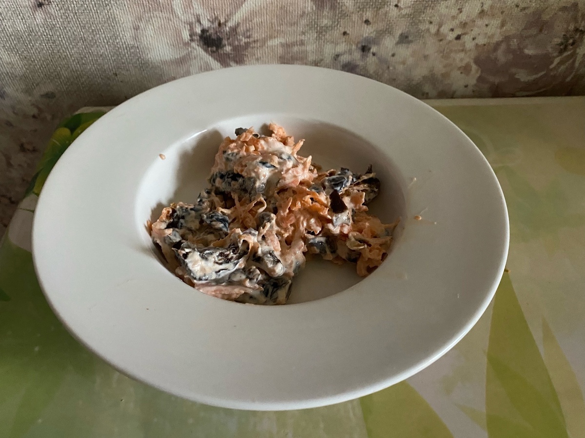 Салат с морковью и черносливом: легкость и вкус в одном блюде