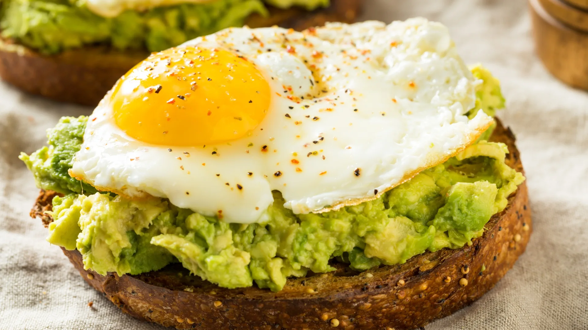 Секреты сытного завтрака за 5 минут: 8 идей для аэрогриля