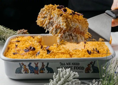 Новый год с доставкой: рестораны предлагают уникальные подарки и застолье