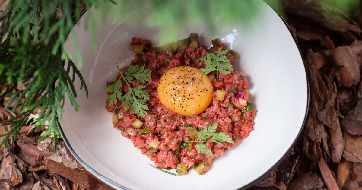 Элегантный тартар с перепелиным яйцом для особых случаев
