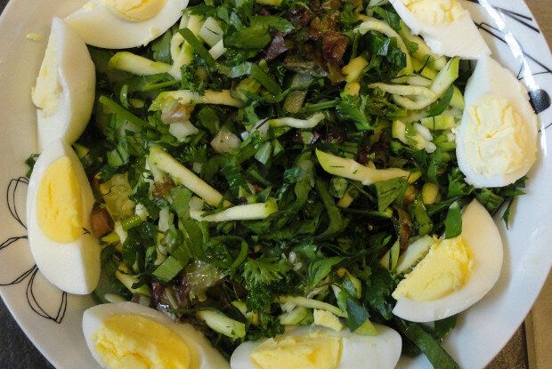 Оживите свой стол свежим салатом с кабачками и зеленью