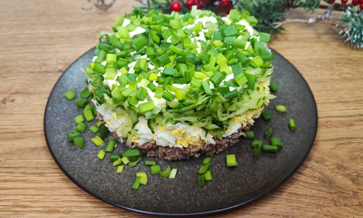 Сытный салат из консервов, который удивит вкусом