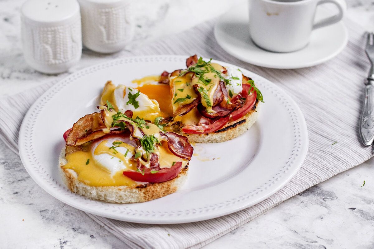 Наслаждайтесь утренним шедевром: Яйцо Бенедикт с беконом и соусом Голландез