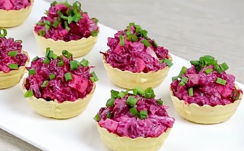 Новый взгляд на классическую закуску: шуба в тарталетках