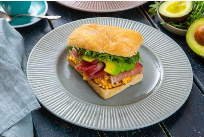 Чиабатта с омлетом, хамоном, авокадо и рукколой