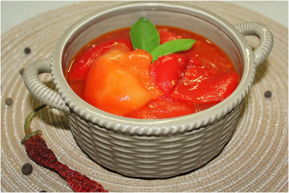 Вкусное зимнее лакомство: перец половинками с помидорами