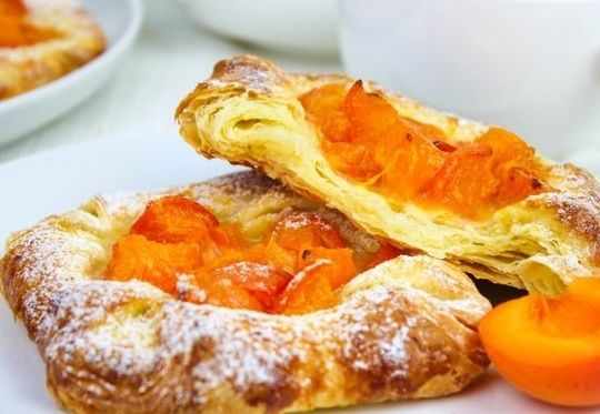 Слоёные конвертики с абрикосами