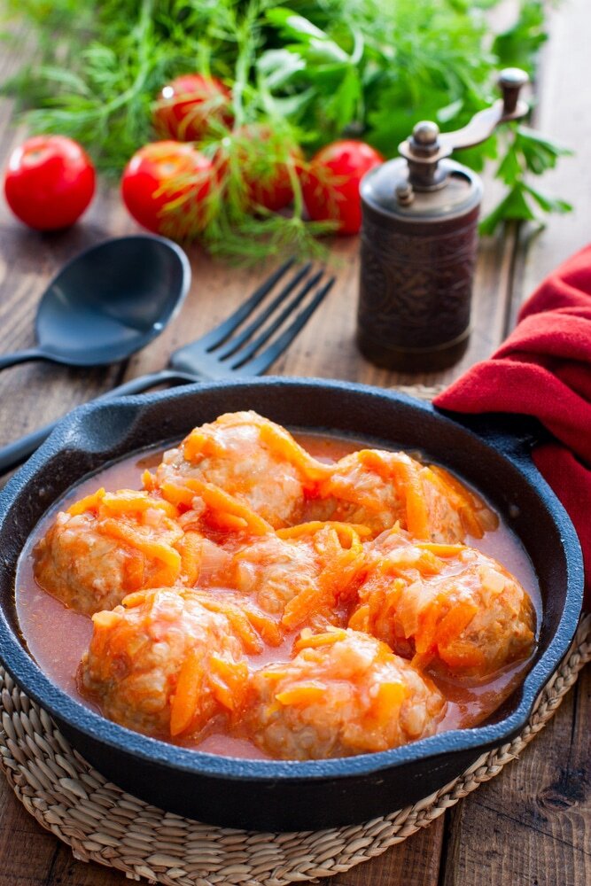 Тефтели в нежной томатно-морковной подливке