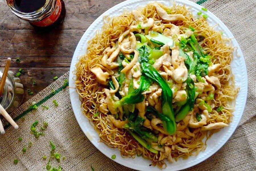 Жареная лапша с курицей по-кантонски