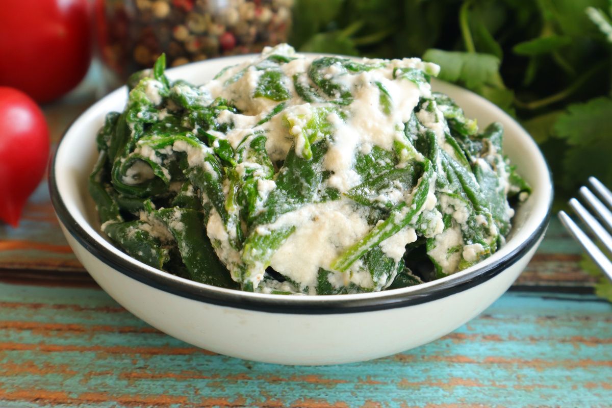 Пикантный шпинат в сметане: быстро и вкусно