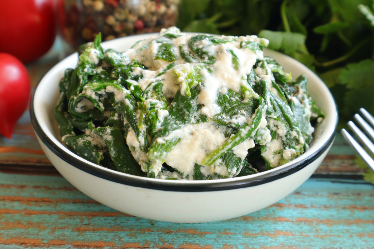 Пикантный шпинат в сметане: быстро и вкусно