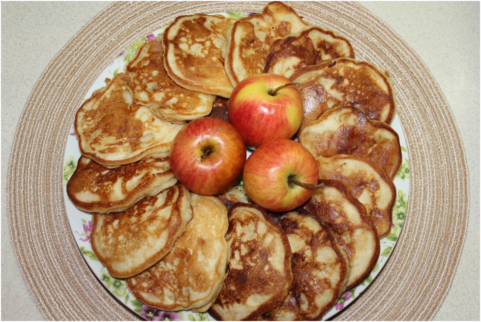 Нежные оладьи на кефире: два простых рецепта с яблоками