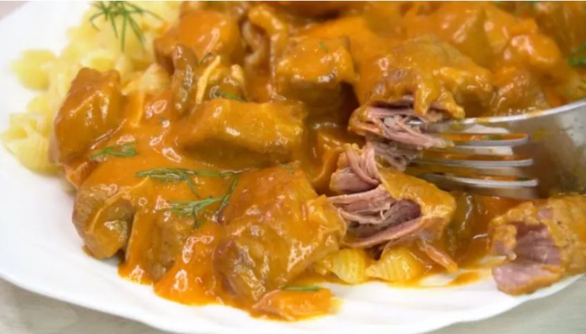 Гуляш, который тает во рту: главные ошибки, из-за которых мясо становится жестким