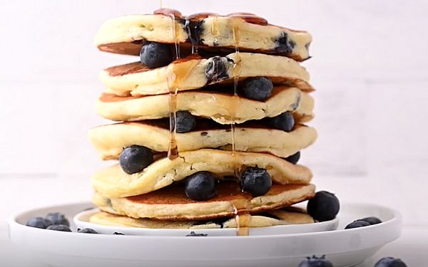 Как приготовить неотразимые блинчики с черникой и рикоттой