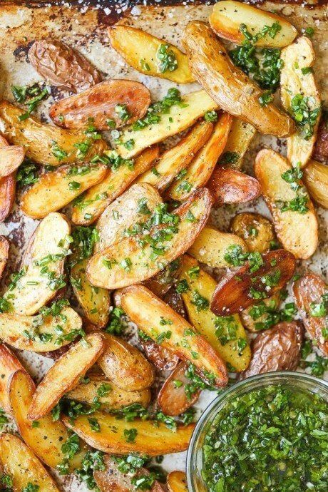 Удивительное блюдо: картофельные дольки с чесноком и свежими травами