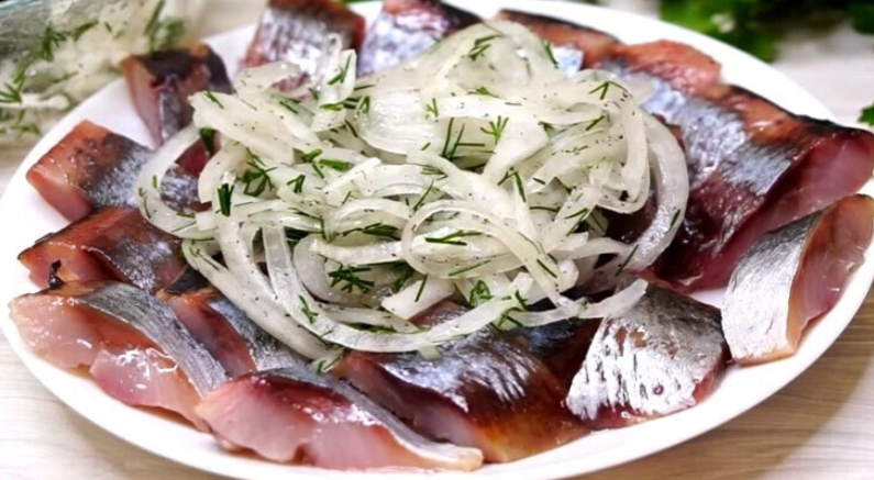 Маринованный лук за три минуты: идеальная закуска для любого блюда