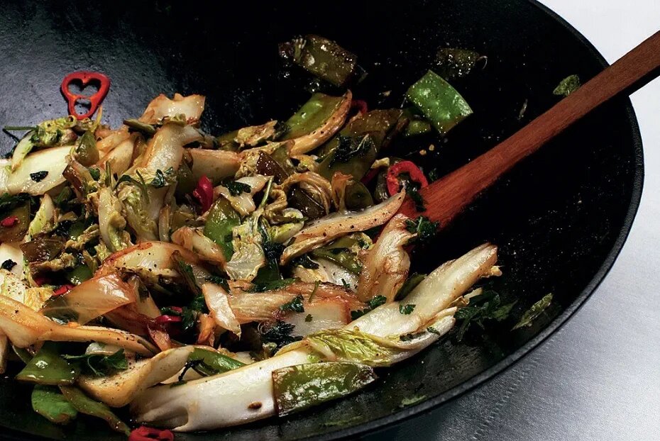 Салат из пекинской капусты с мятой и зеленым горошком: свежесть и вкус