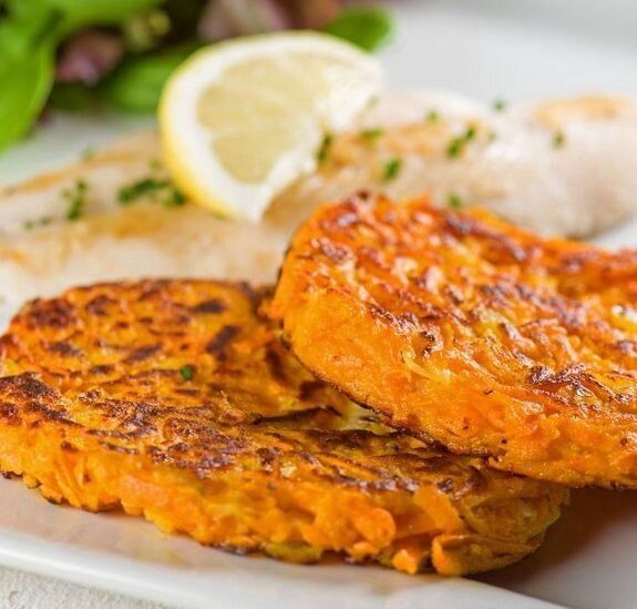 Готовим восхитительный жареный лосось с морковными котлетами