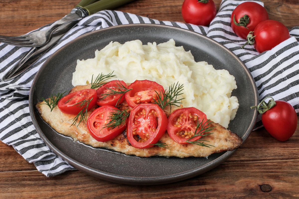 Нежная скумбрия с картофельным пюре и сезонными помидорами: новый кулинарный хит