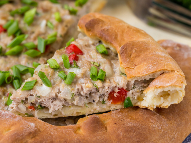 Самый нежный мясной пирог, который стоит попробовать