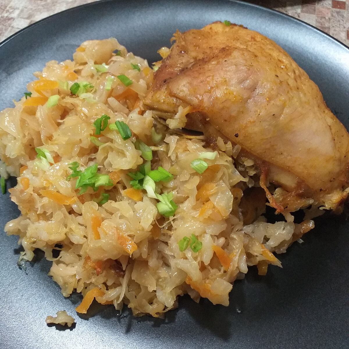 Как сделать насыщенное блюдо с квашеной капустой и куриными бёдрами