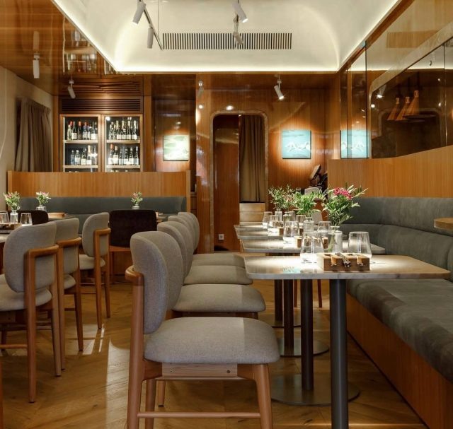 Ужин на скорости света: как московские рестораны превратили обед в интерактивное шоу