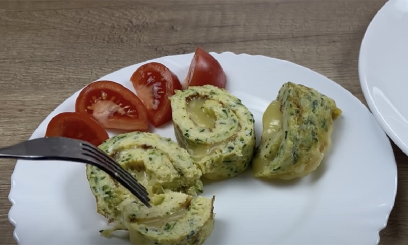 Кабачковый рулет с яйцом и сыром: кулинарная находка для быстрого завтрака