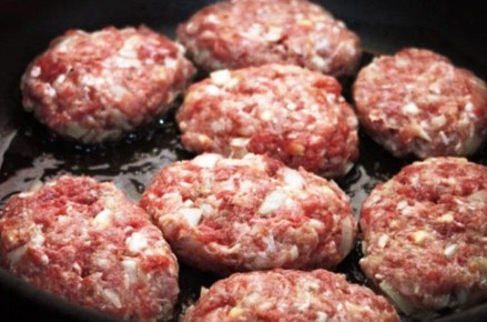 Как сделать котлеты невероятно сочными с помощью простого трюка