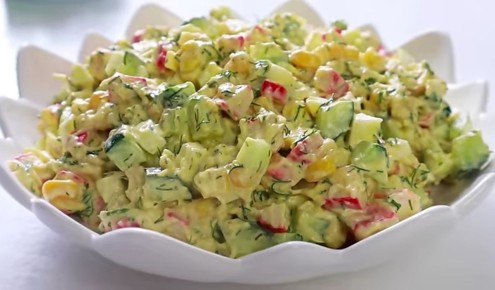 Оживите свой обед: салат с крабовыми палочками в новом свете