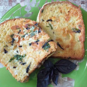 Ароматные гренки с базиликом: новый взгляд на привычный завтрак