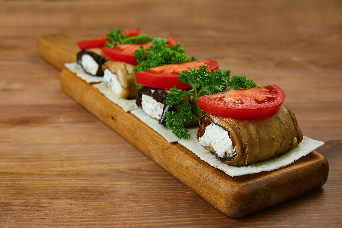 Непревзойденные рулетики из баклажанов с деликатесным сыром