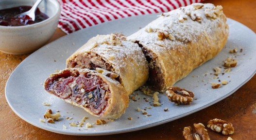 Простой пирог без яиц и дрожжей: незабываемая сладость с вареньем и орехами