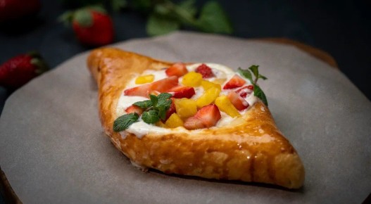 Неожиданный десерт: хачапури с клубникой покоряет Минск