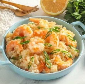 Сочный чесночный рис с креветками: просто и вкусно
